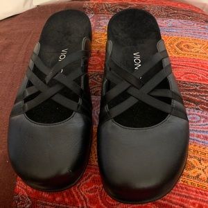 Vionic Claire leather mule with criss cross straps